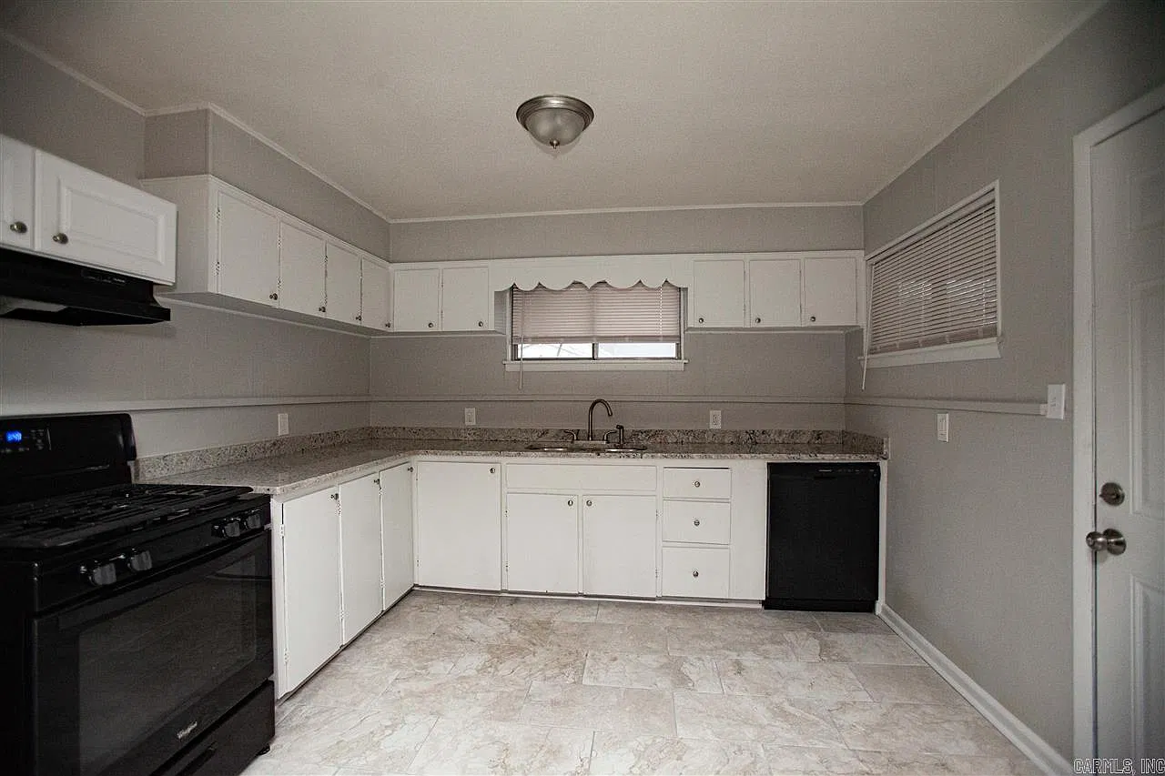3 bed, 1.0 bath, 1086 sqft, $975 — Photo 3
