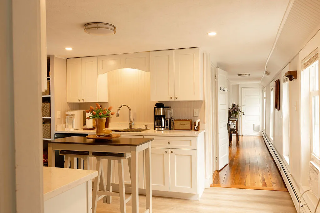 3 bed, 1000 sqft, $2,400 — Photo 1