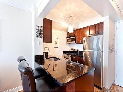 5th image of 4-74 48th Ave Penthouse 1E