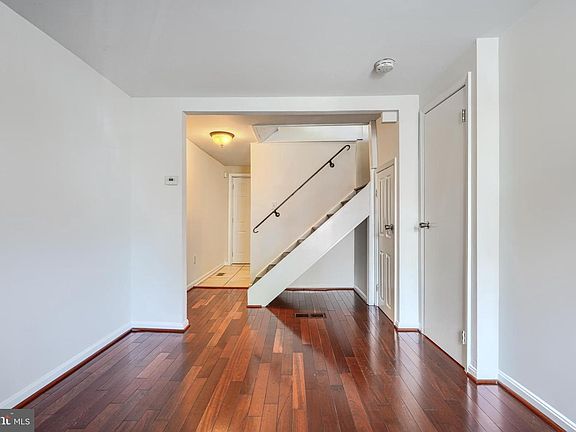 3rd image of 917 Ramsay St