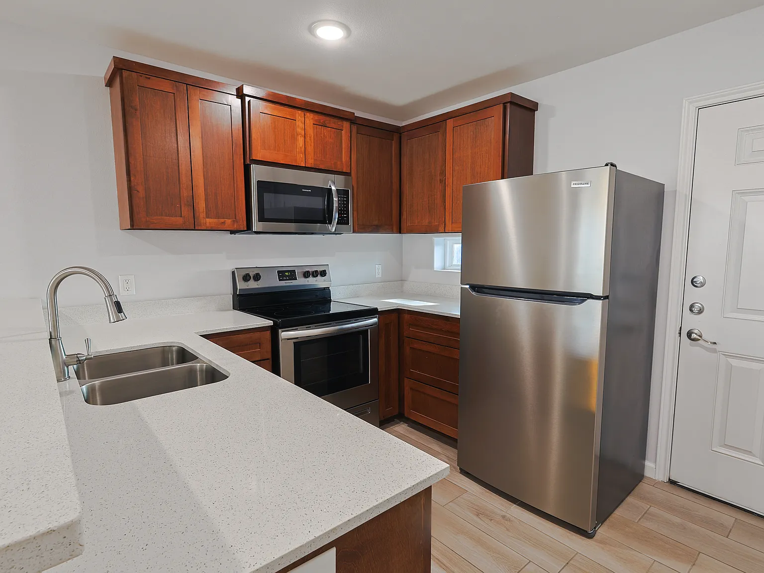 1 bed, 1.5 bath, 886 sqft, $915 — Photo 2