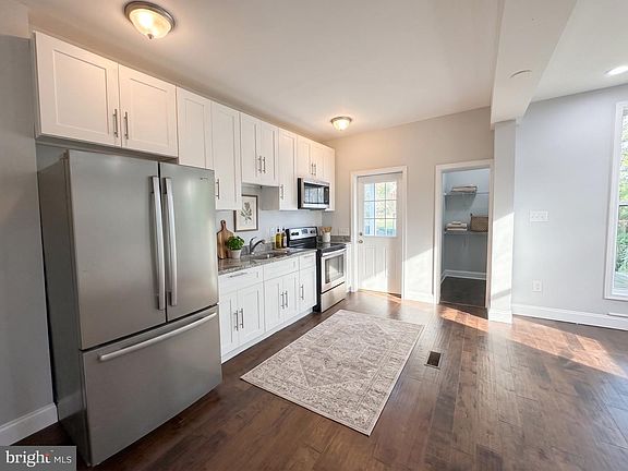 2nd image of 3706 Woodhaven Ave