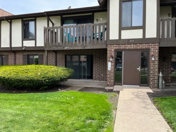 219 Uteg St APT B, Crystal Lake, IL 60014