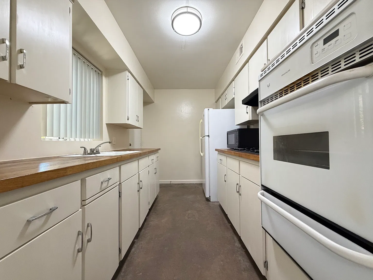 330 W Medlock Dr — Photo 2
