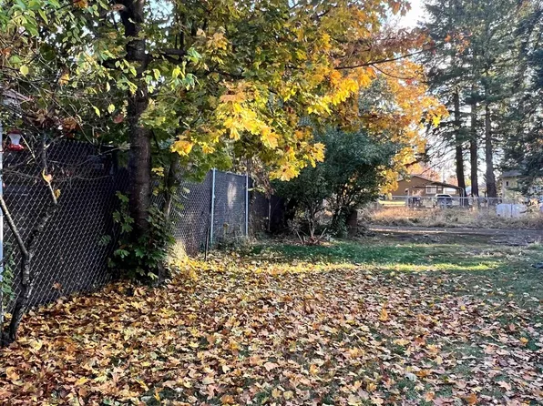 422 E B St, Deer Park, WA 99006