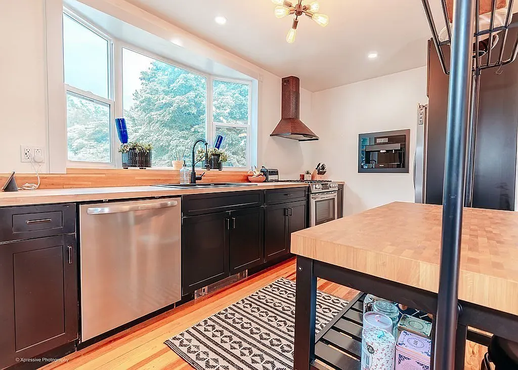 3 bed, 1.5 bath, 1960 sqft, $3,900 — Photo 1