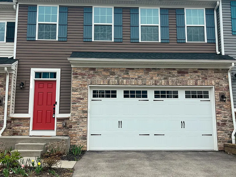 240 Stonehurst Dr — Photo 1