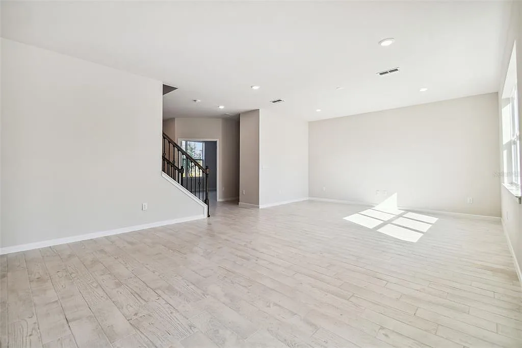 4 bed, 2.5 bath, 2386 sqft, $3,800 — Photo 4