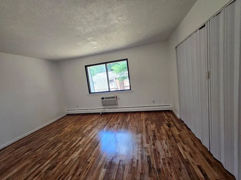 58 High Path Rd — Photo 10