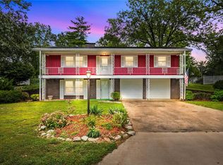 4917 Chateau Dr, Godfrey, IL