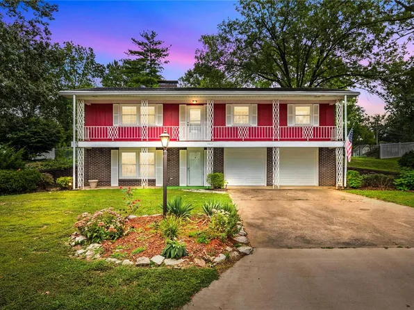 4917 Chateau Dr, Godfrey, IL 62035