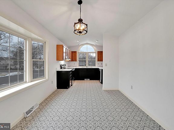 5th image of 2098 Walnut St