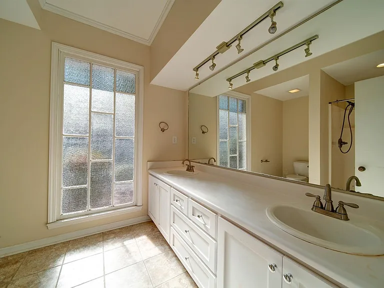 910 Basilwild Dr — Photo 13