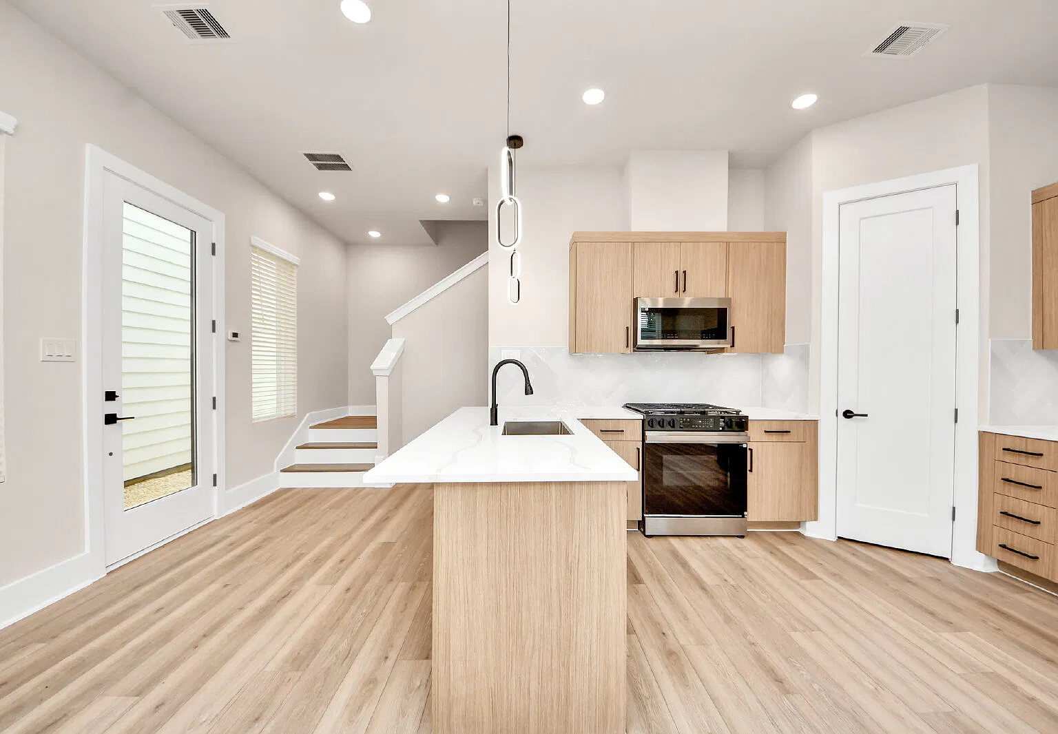 3 bed, 2.5 bath, 1514 sqft, $2,100 — Photo 3