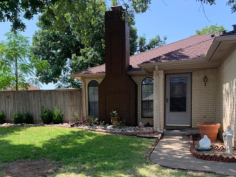 1526 Clover Ln — Photo 2