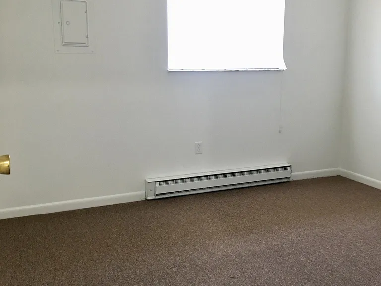 68 Gloria Ave — Photo 7