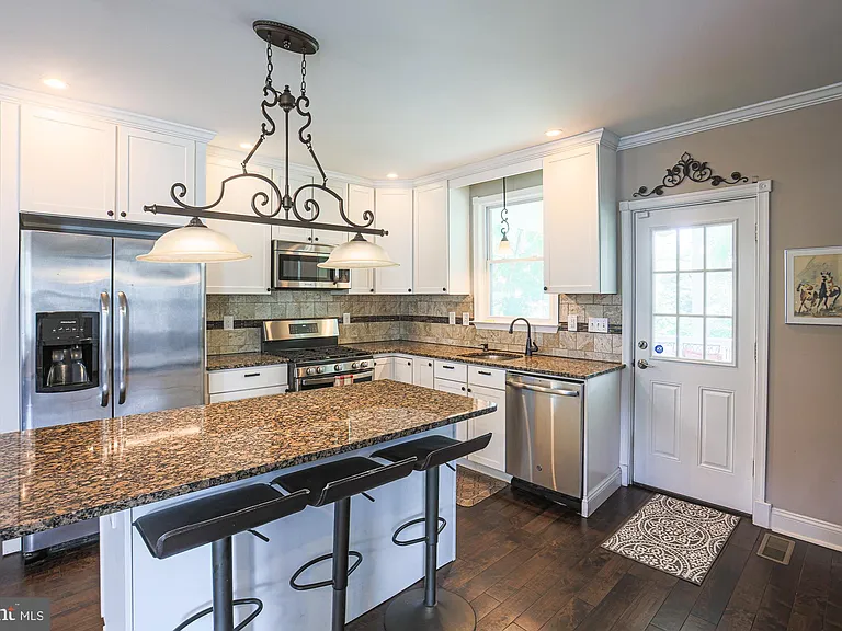215 Clarendon Ave — Photo 26