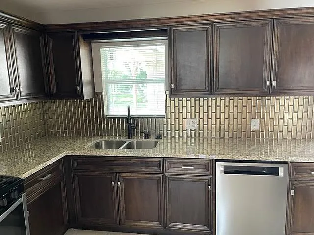 2 bed, 1.5 bath, 1073 sqft, $1,300 — Photo 3