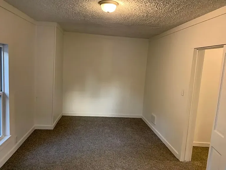 717 E Vine St — Photo 18