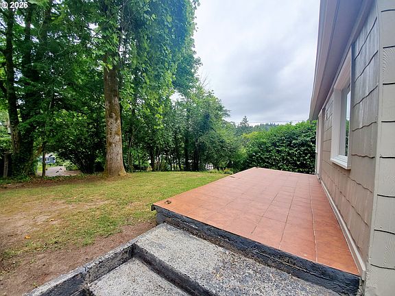 3rd image of 745 SW Maplecrest Dr