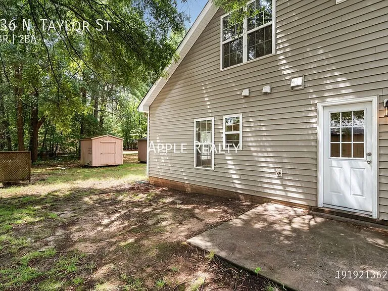 836 N Taylor St — Photo 17