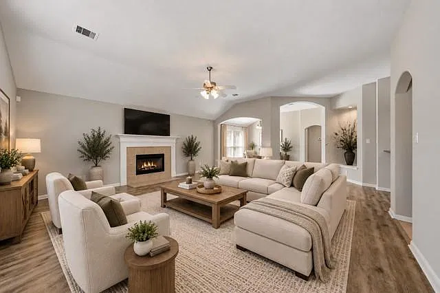 12222 Hawthorne Dr
