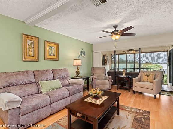 3rd image of 9 Charlton Dr