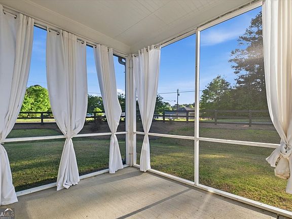 3rd image of 1 Longbrooke Dr