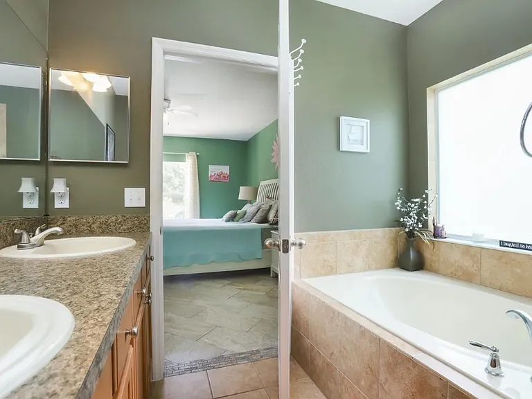 115 Gladesdown Ct — Photo 16
