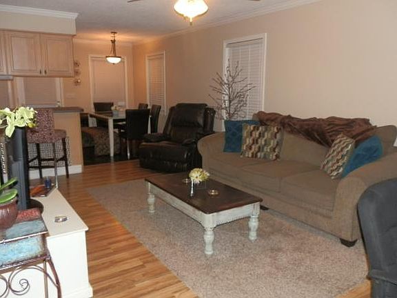 2nd image of 500 Pebble St