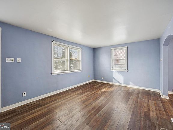 3rd image of 318 Marsh Ln