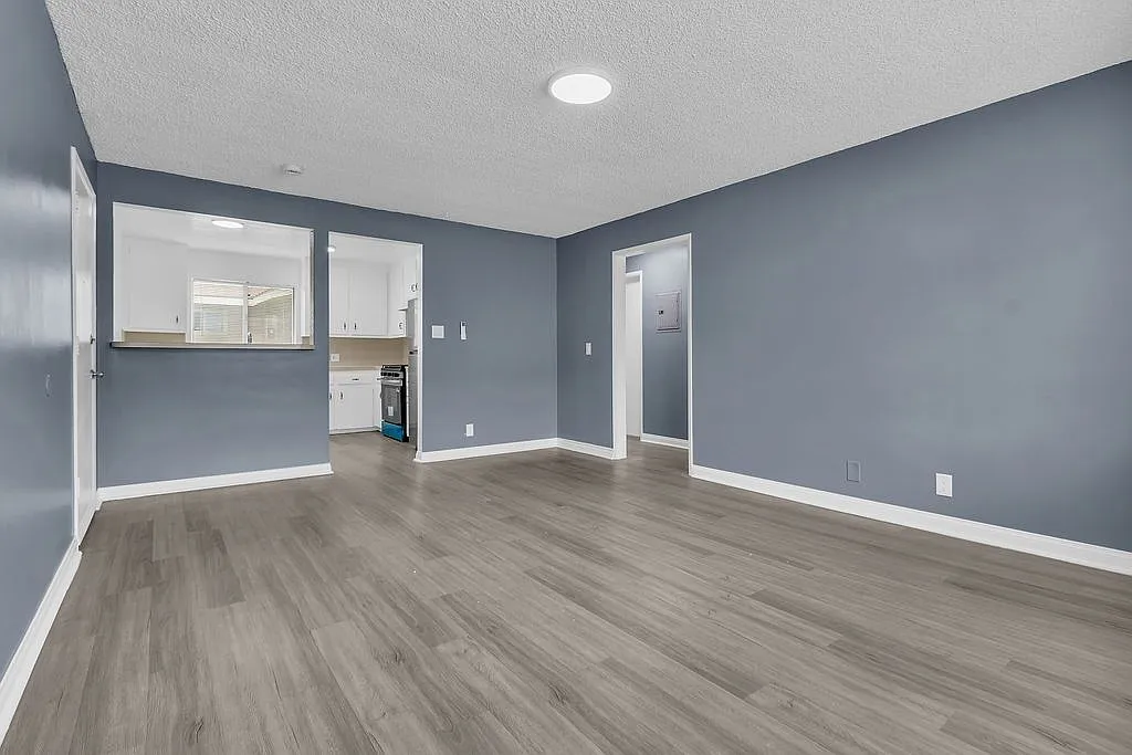 10 bed, 6.0 bath, 963 sqft, $2,350 — Photo 1