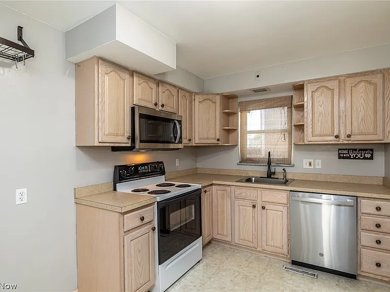 8221 Pelham Dr — Photo 9
