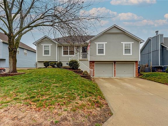 2nd image of 519 NE Fox Trail Dr