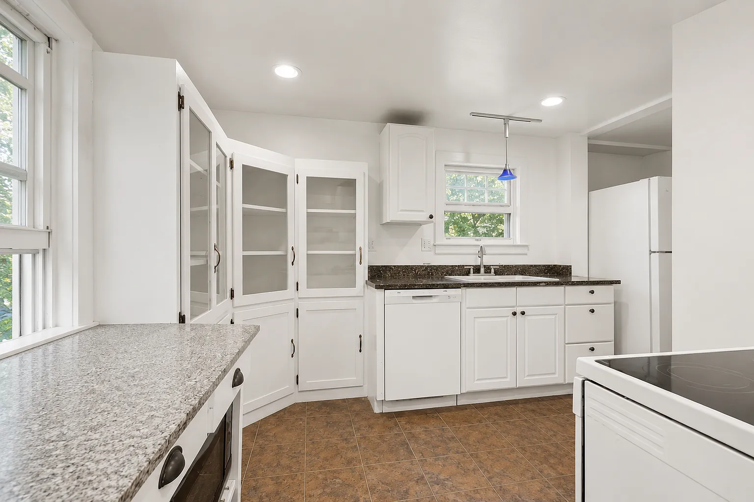3 bed, 1400 sqft, $4,200 — Photo 2
