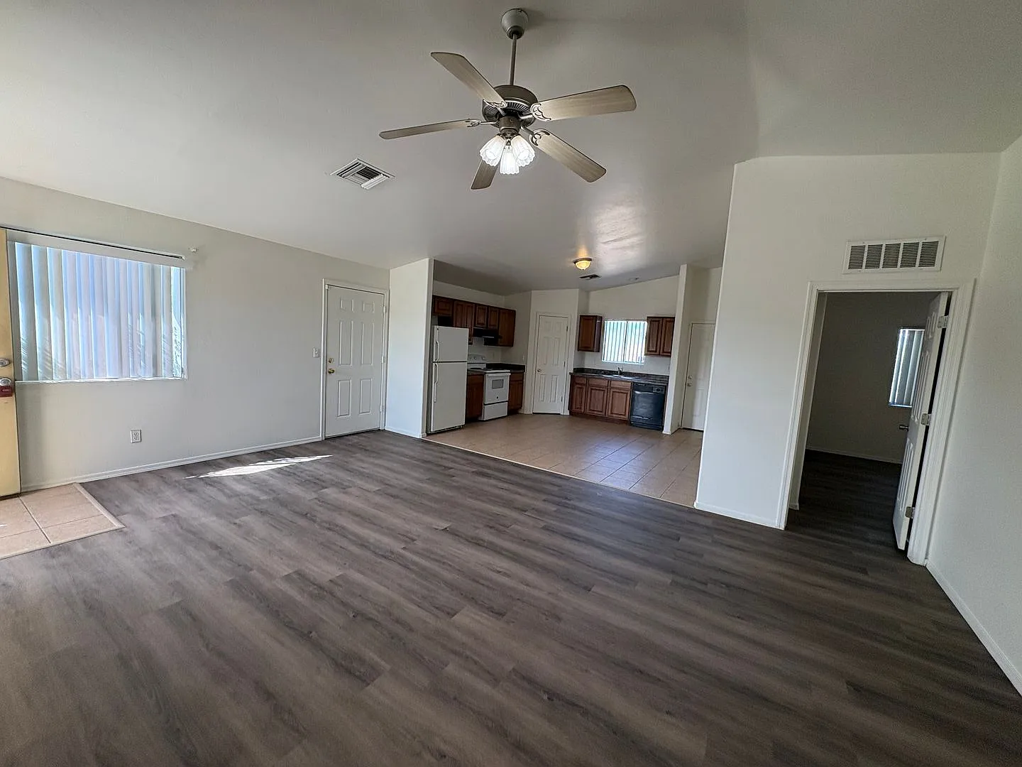 Perfectly Located 4/2 SFR Home — Photo 3