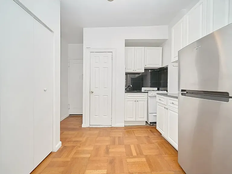 223 E 58th St #3B — Photo 5
