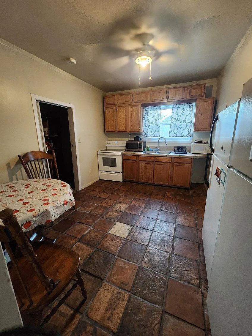 4 bed, 2.0 bath, 2200 sqft, $685 — Photo 4