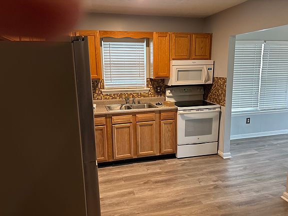 4th image of 3917 Pinoak View Ct