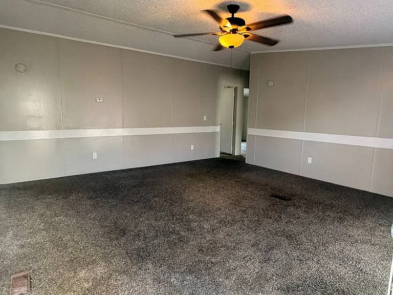 2112 Colonial Dr — Photo 3