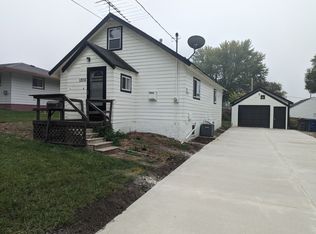 1206 Bundy St, Des Moines, IA 50315