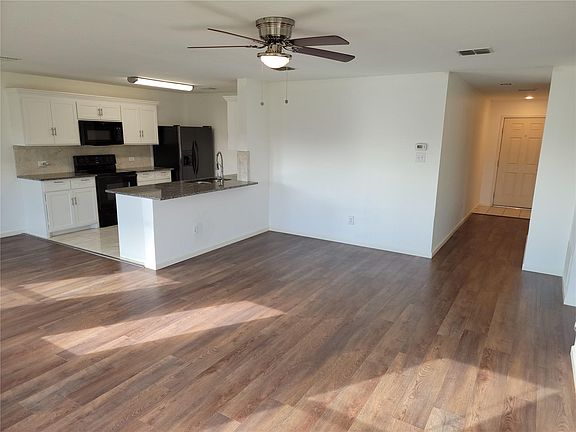 Open Concept Large living room and kitchen great lighting