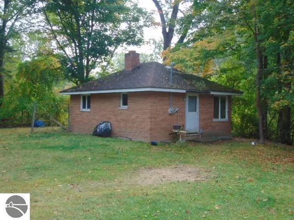 9715 N Lumberjack Rd, Riverdale, MI 48877