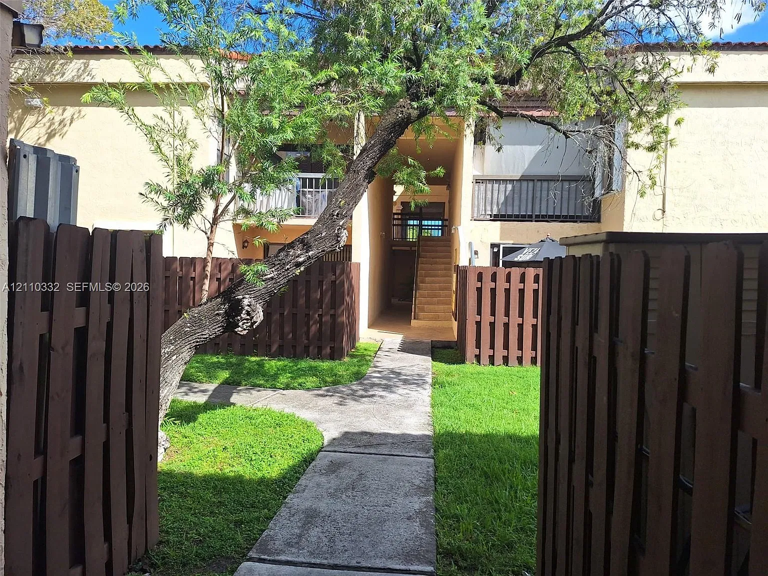 West Gardens Village Cond — Photo 1