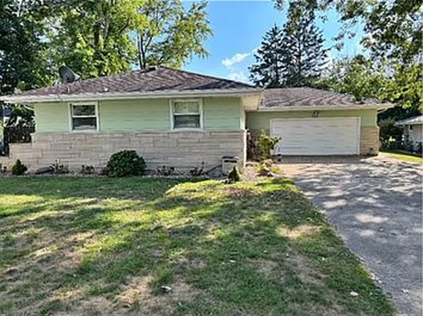 534 Hall Ct, Charleston, IL 61920