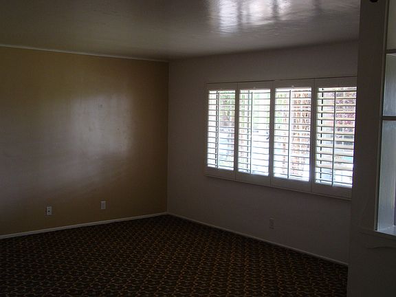 5th image of 914 E 11th St