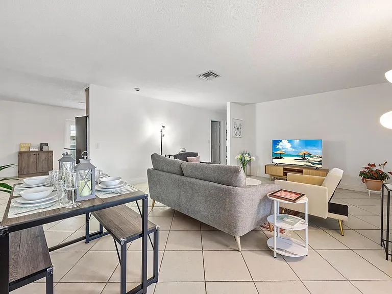400 SE 31st St #8 — Photo 14