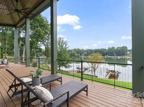 7067 Wateredge Dr, Sherrills Ford, NC 28673