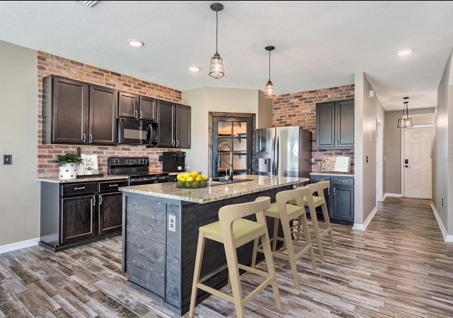 Stunning 5BR House in Wesley Chapel Lagoon Community — Photo 1
