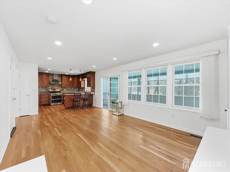 37 Jersey Ave — Photo 8